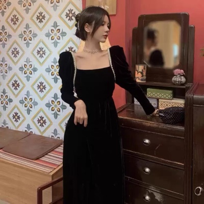 秋冬新款晚礼服法式小众赫本风小黑裙方领黑色金丝绒连衣裙女秋季