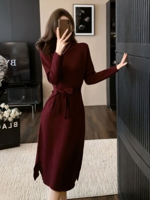 法式复古秋冬新款高级感酒红色针织连衣裙百搭打底配大衣毛衣裙子