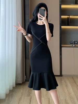 高级感黑色鱼尾包臀连衣裙气质修身显瘦女夏OL职场通勤赫本小黑裙