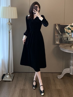 冬装黑色金丝绒礼服连衣裙女新款高级感修身收腰秋冬季赫本小黑裙