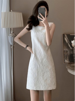 气质名媛高端通勤连衣裙女夏季新款小个子收腰白色礼服无袖背心裙