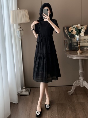 黑色短袖赫本风连衣裙女夏季2025新款韩版宽松显瘦中长款小黑裙子