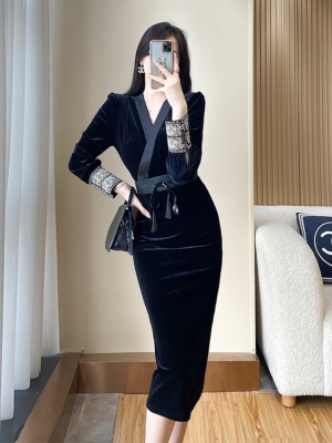 黑色丝绒连衣裙女收腰显瘦包臀名媛气质高端复古晚礼服秋季冬新款
