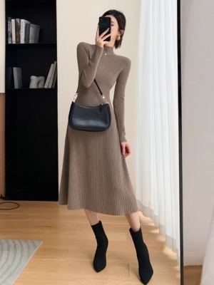 半高领毛衣裙收腰显瘦气质打底针织连衣裙女秋冬配大衣内搭中长款