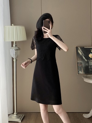 法式赫本风黑色镂空连衣裙女夏季新款高级感气质显瘦赫本风小黑裙