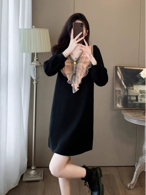 黑色高级感超好看v领连衣裙女秋冬显瘦法式气质洋气小个子小黑裙