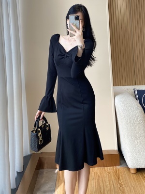 秋冬黑色包臀鱼尾连衣裙女高级感气质修身显瘦轻奢礼服裙高端小众