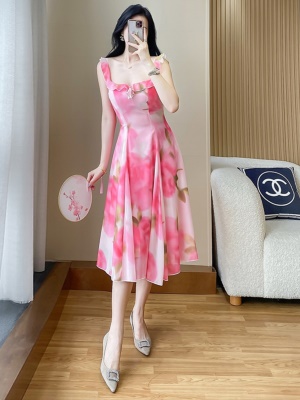 三亚海边度假沙滩吊带连衣裙女夏2025夏季新款法式雪纺收腰长裙子