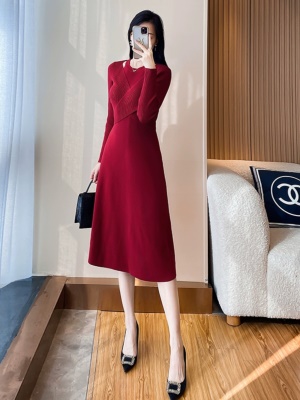 冬季针织红色连衣裙秋冬女过年新年气质打底毛衣裙子配大衣中长款