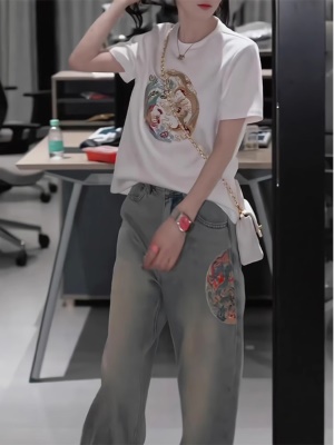 时髦炸街牛仔裤流行穿搭夏季新款白色刺绣国风短袖t恤两件套装女