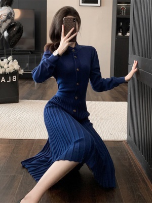 秋冬配大衣的内搭连衣裙毛衣裙小香风百褶裙收腰修身打底针织裙女