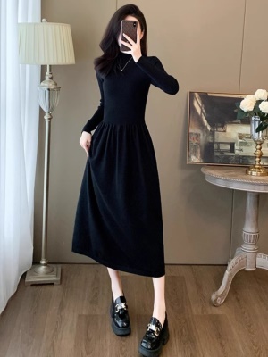 秋冬季修身显瘦毛衣打底内搭连衣裙针织赫本风半高领小黑裙中长款