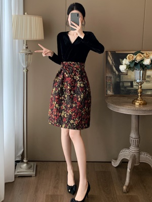 秋季新款假两件丝绒V领蓬蓬连衣裙高级感显瘦高端气质宴会晚礼服