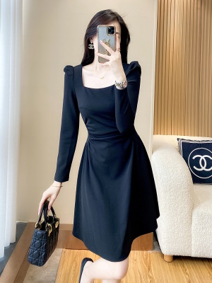 轻奢气质黑色收腰显瘦连衣裙小个子2025秋季新款女装赫本风小黑裙