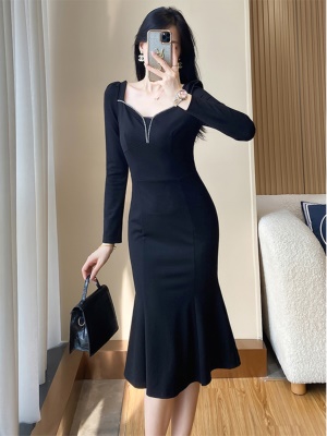 秋季新款女装高级感礼服高端法式修身气质包臀赫本黑色鱼尾连衣裙