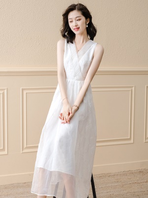 雪纺白色无袖吊带连衣裙女超仙2025夏季新款气质显瘦V领长款裙子