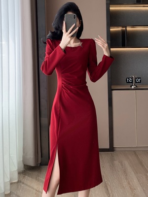 红色连衣裙女法式长袖订婚礼服日常可穿赫本小红裙高级感新年早秋
