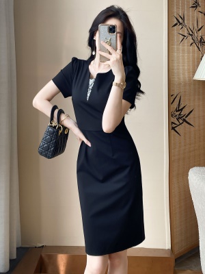 黑色修身显瘦职业通勤V领连衣裙2025夏新款气质女神范收腰包臀裙