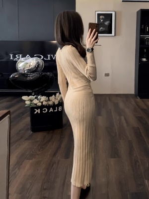 针织V领包臀连衣裙女秋冬季新款显瘦修身气质高级感打底毛衣内搭