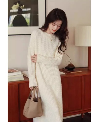 秋冬新款宽松显瘦白色针织连衣裙女中长款打底毛衣裙配大衣的内搭