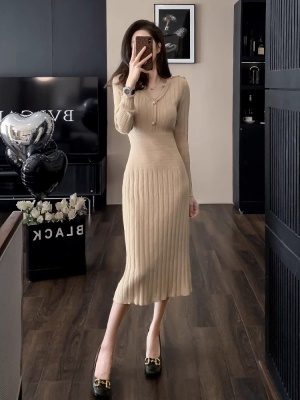 针织V领包臀连衣裙女秋冬季新款显瘦修身气质高级感打底毛衣内搭