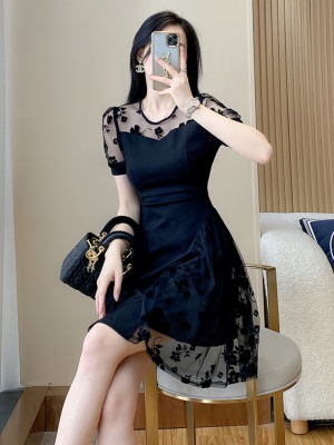 夏季2025新款女气质修身显瘦黑色蕾丝连衣裙小个子露肩赫本小黑裙