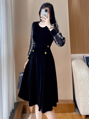 冬天法式黑色连衣裙高级感2025秋季新款女气质正式场合丝绒小黑裙
