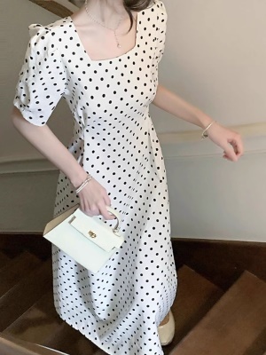 高级感茶歇气质法式复古方领初恋白色波点连衣裙子女夏海边度假裙