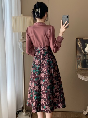 假两件V领大摆连衣裙女2025早秋新款高端时尚气质收腰提花长裙子