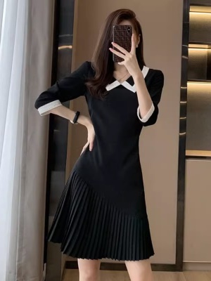 高级感气质收腰显瘦黑色连衣裙女秋季2025新款娃娃领百褶裙小个子