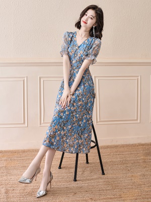 V领碎花连衣裙夏天新款气质名媛法式收腰显瘦轻熟风雪纺裙子夏季