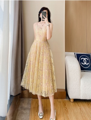 吊带连衣裙女夏2025年法式新款名媛气质显瘦海边度假V领长款裙子