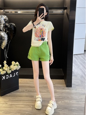 小个子穿搭休闲运动套装夏季减龄洋气多巴胺印花短袖T短裤两件套