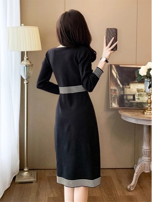 配大衣的包臀毛衣裙修身显瘦小香风气质黑色针织打底连衣裙女秋冬