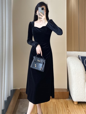 秋季新款法式复古赫本风礼服裙轻奢小众高端丝绒收腰显瘦连衣裙女