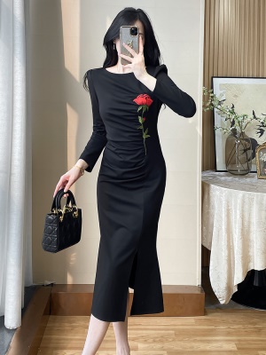 修身显瘦包臀通勤黑色连衣裙女秋装新款轻奢收腰宴会晚礼服中长款