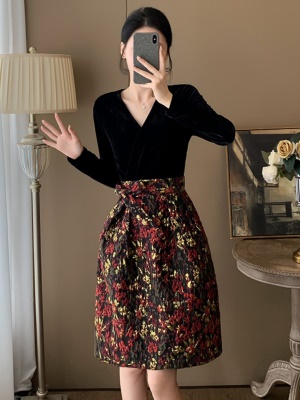 秋季新款假两件丝绒V领蓬蓬连衣裙高级感显瘦高端气质宴会晚礼服