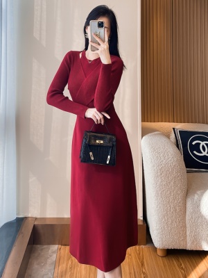 冬季针织红色连衣裙秋冬女过年新年气质打底毛衣裙子配大衣中长款