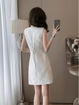 气质名媛高端通勤连衣裙女夏季新款小个子收腰白色礼服无袖背心裙