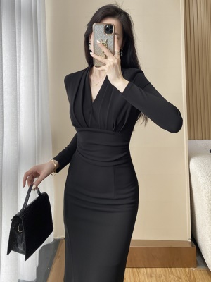 黑色通勤连衣裙女收腰显瘦气质女神范职业高级感包臀裙子秋装新款