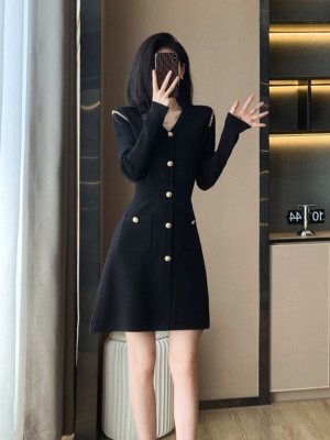 赫本风复古小黑裙打底内搭收腰显瘦小香风黑色针织连衣裙秋冬女装