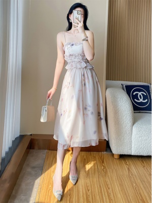 夏季今年流行穿搭吊带裙套装2025新款女甜辣风小个子碎花半裙套装