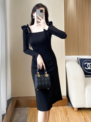 黑色高级感开叉连衣裙女秋季新款气质修身包臀晚礼服赫本风小黑裙