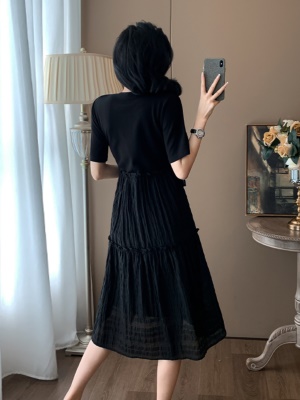 黑色短袖赫本风连衣裙女夏季2025新款韩版宽松显瘦中长款小黑裙子