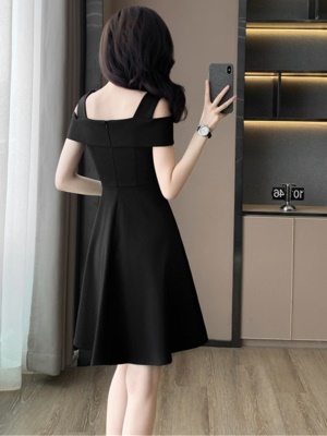 赫本风黑色修身显瘦连衣裙2025夏季小个子高级感露肩吊带小黑裙子