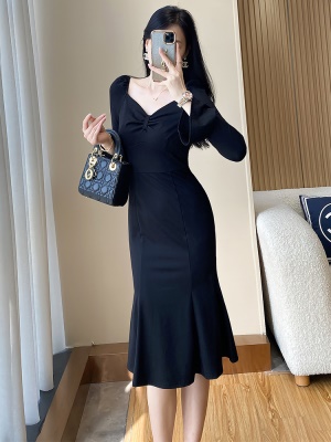 秋冬黑色包臀鱼尾连衣裙女高级感气质修身显瘦轻奢礼服裙高端小众