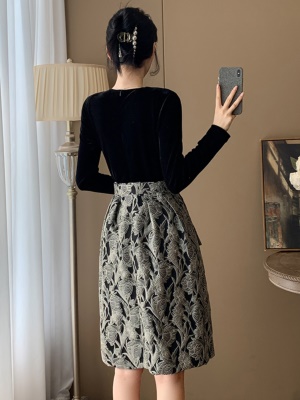 2025秋季新款气质时尚V领连衣裙高级感减龄假两件提花丝绒礼服裙