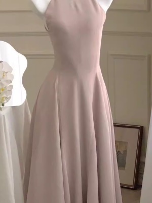 高级感红色挂脖连衣裙女夏吊带法式小众绝美订婚礼服裙赫本小红裙