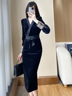 黑色丝绒连衣裙女收腰显瘦包臀名媛气质高端复古晚礼服秋季冬新款