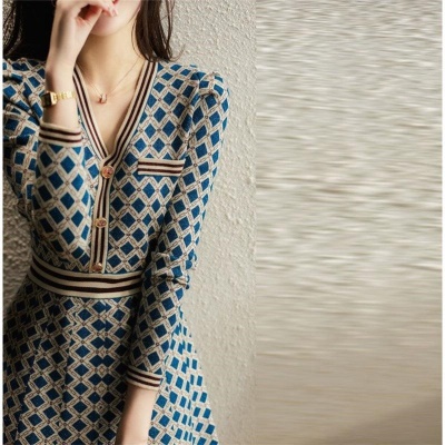 早秋款针织A字连衣裙设计感小香风收腰显瘦打底内搭配大衣的裙子